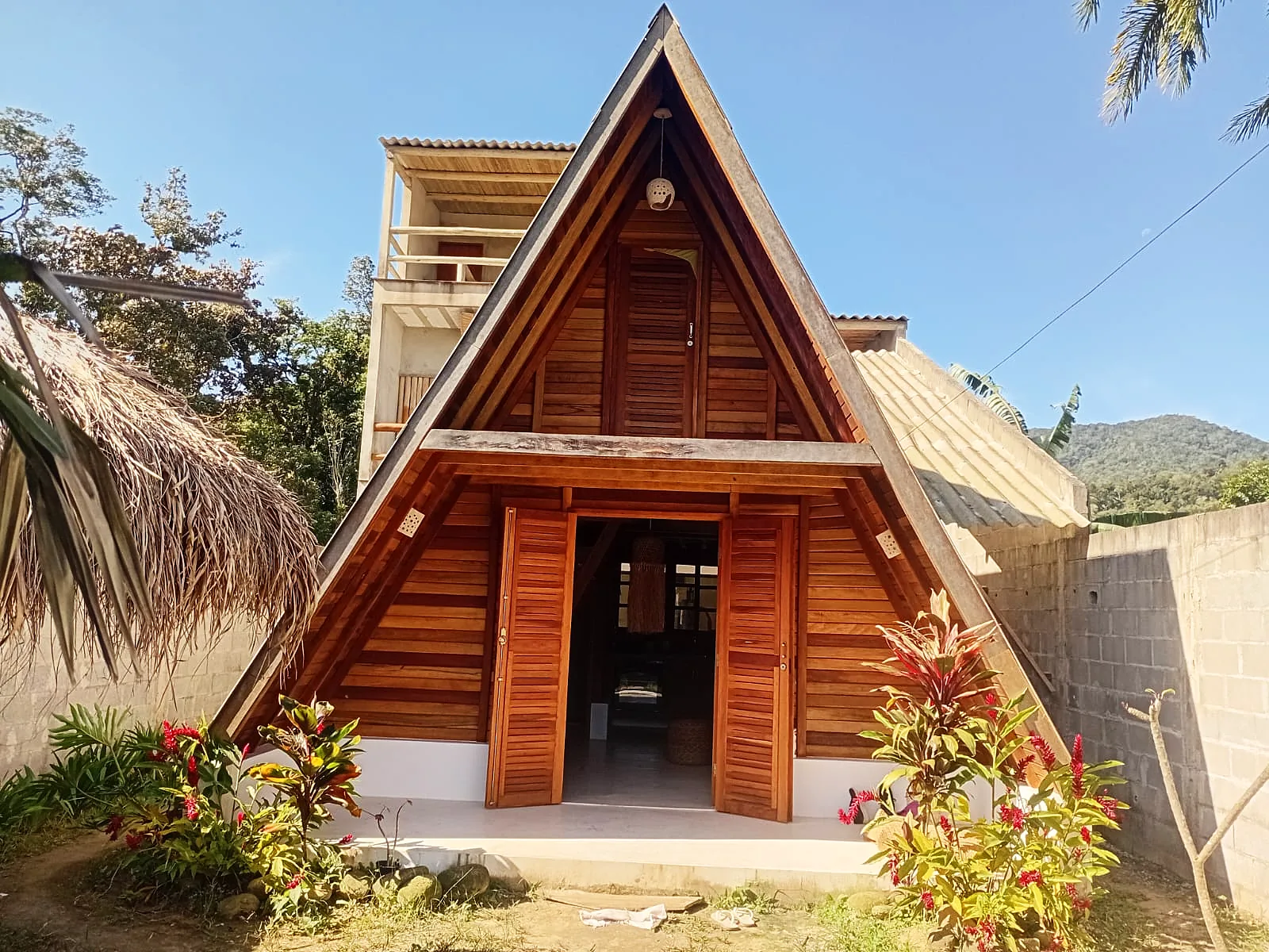 Casa em estilo mediterrâneo com piscina e vista para o Pico do Corcovado, Ubatuba SP