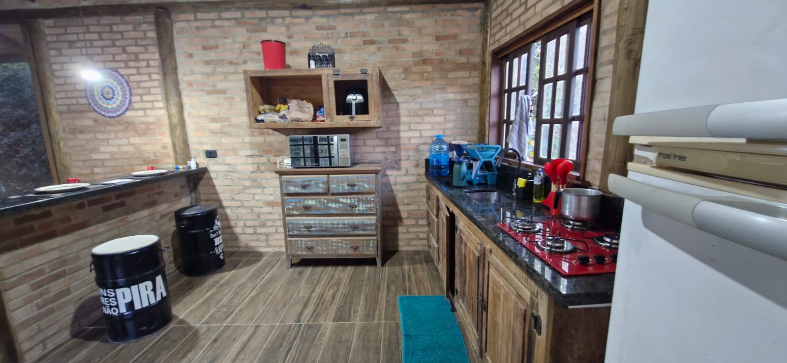 Grande deck de madeira com vista para natureza – imóvel em Ubatuba