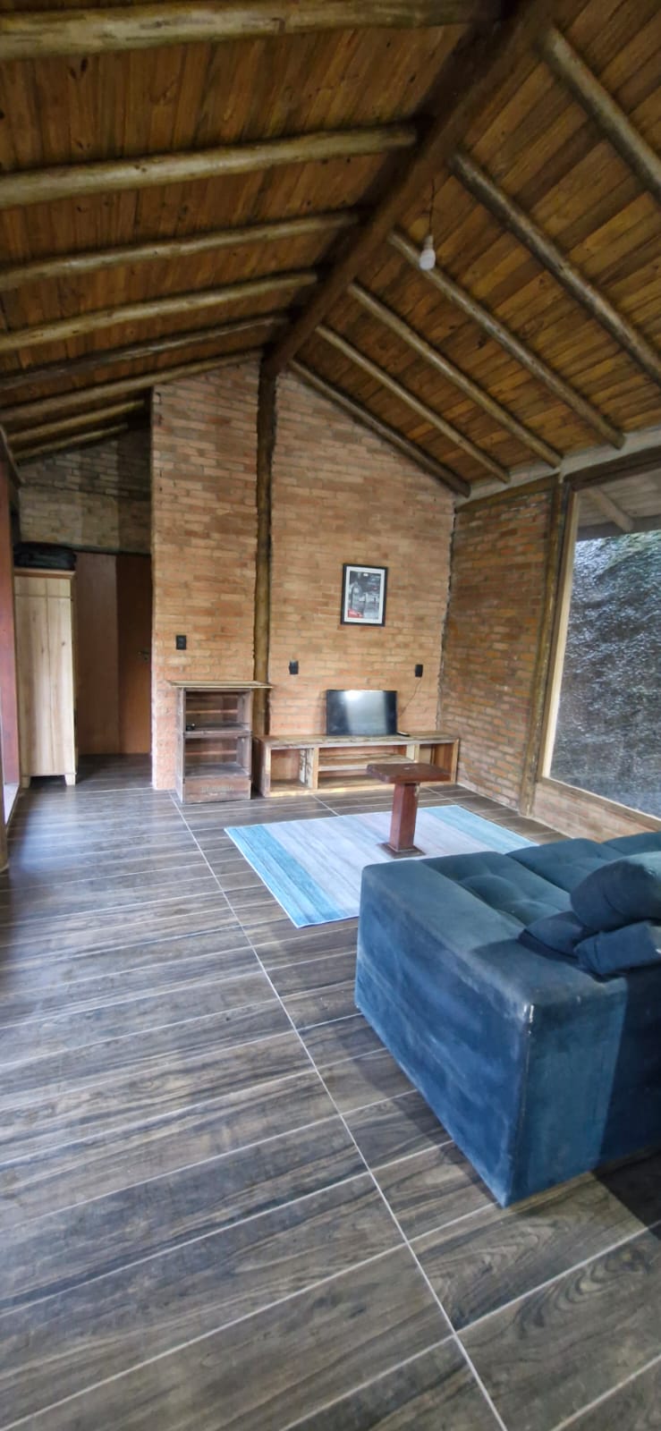 Interior do chalé – sala e cozinha integradas, Ubatumirim Ubatuba